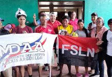 Jóvenes de Tasba Pri salen «planchados» con útiles deportivos Foto: Jóvenes de Tasba Pri reciben útiles deportivos / TN8