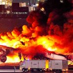 Cinco muertos en colisión de dos aviones en aeropuerto de Tokio