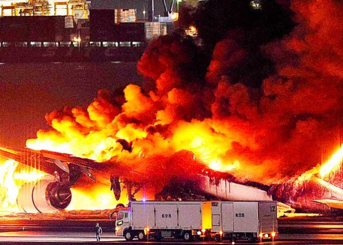 tokio1 Cinco muertos en colisión de dos aviones en aeropuerto de Tokio