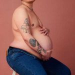 Hombre trans se entera de su embarazo mientras se somete a terapia de transición Descubre embarazo en medio de su terapia de transición