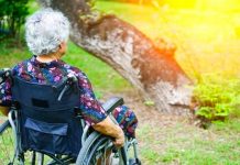 Golpeó y arrastró a anciana que permanecía en silla de ruedas