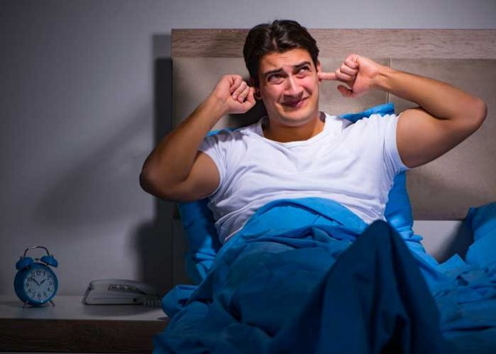 Se queja por los ruidos sexuales de sus vecinos 