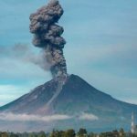 Personas evacuadas en Indonesia por erupción de volcán