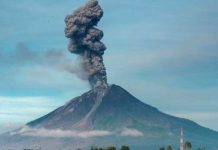 Cerca de mil 500 evacuados por erupciones del volcán Lewotobi en Indonesia Personas evacuadas en Indonesia por erupción de volcán