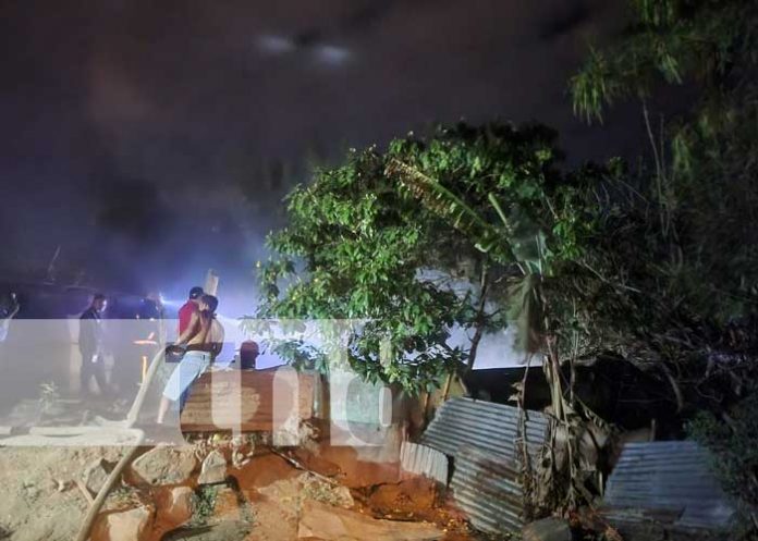 Foto: Desgarrador suceso: Vecinos luchan contra voraz incendio en Granada/TN8