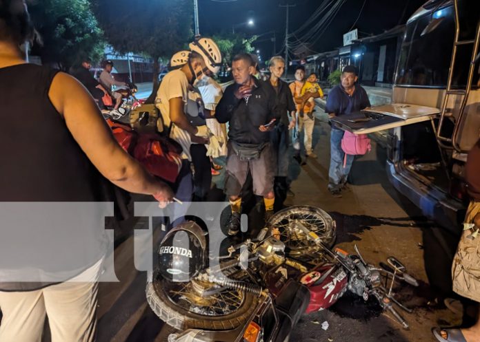 1 Foto: Motociclista al hospital tras chocar contra un bus en Granada / TN8