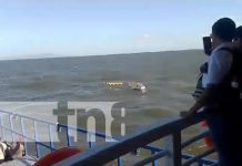 Panga naufraga en las aguas del lago Cocibolca en Moyogalpa, Ometepe Foto: Panga naufraga en las aguas del lago Cocibolca en Moyogalpa, Ometepe/TN8