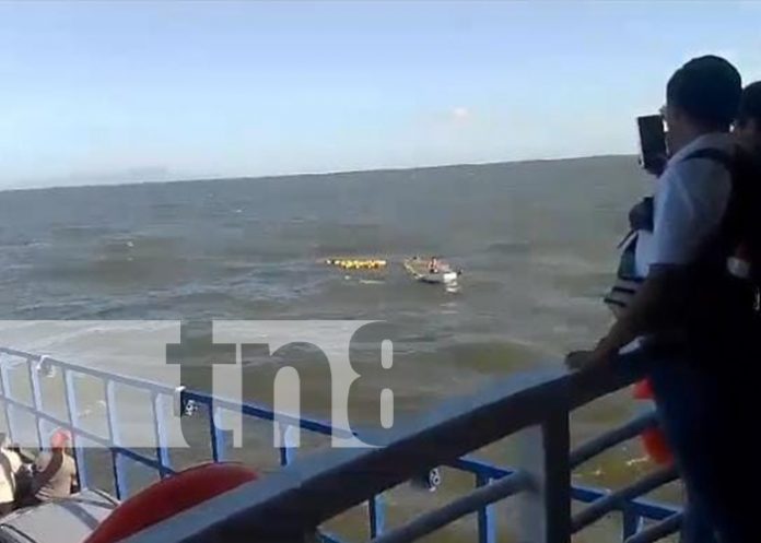 Foto: Panga naufraga en las aguas del lago Cocibolca en Moyogalpa, Ometepe/TN8