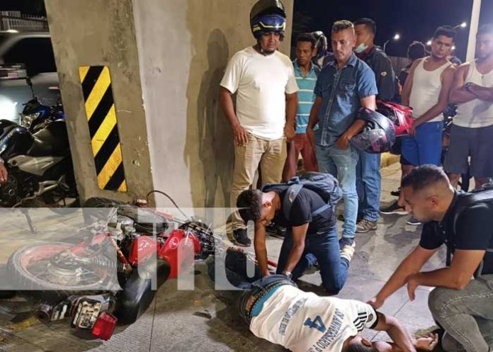 Foto: Entre la vida y la muerte: Motociclista se estrella con objeto fijo en Las Piedrecitas / TN8