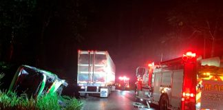Violento choque entre tráiler y bus en Costa Rica