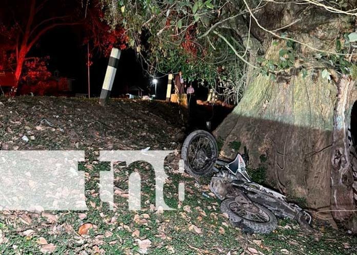 1 Conductor ebrio provoca accidente en Jalapa: Motociclista pierde control y impacta un árbol