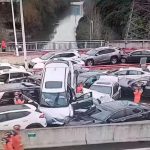 China: ¡De película! Brutal Choque involucra al menos 100 carros Foto: Brutal accidente en China /cortesía