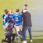 VIDEO: aficionados golpean a un árbitro con una bengala tras derrota de su equipo Foto: VIDEO: aficionados golpean a un árbitro con una bengala tras derrota de su equipo/Cortesía
