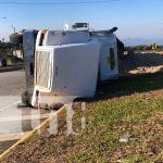 Rastra termina volcada en el kilómetro 21 de la carretera Sur Foto: Rastra termina volcada en el kilómetro 21 de la carretera Sur / TN8