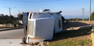 Foto: Rastra termina volcada en el kilómetro 21 de la carretera Sur / TN8