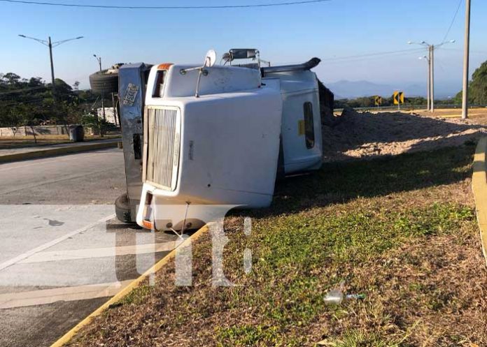 1 Foto: Rastra termina volcada en el kilómetro 21 de la carretera Sur / TN8