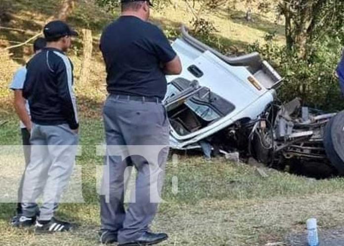 Camión se precipita dejando al conductor lesionado en Jinotega