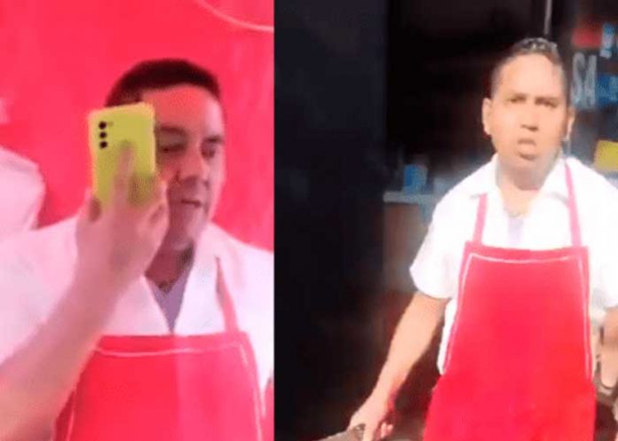 Taquero amenaza con un cuchillo a una clienta de su puesto (Video)