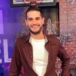 Por poco no la libra; Adrián Marcelo casi es atropellado