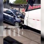Pobladores reaccionan ante «pleito viral» de busero y taxista en Managua Foto: Conductor azucarado de la Ruta 120 estrella la unidad contra un taxi en Managua/TN8