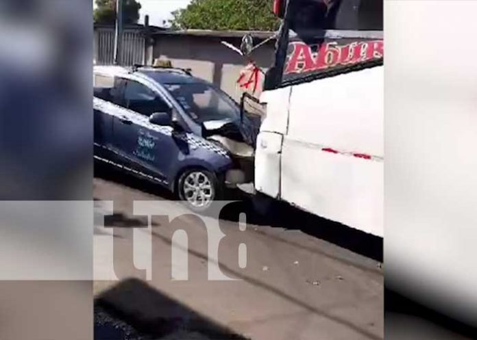 1 Foto: Conductor azucarado de la Ruta 120 estrella la unidad contra un taxi en Managua/TN8