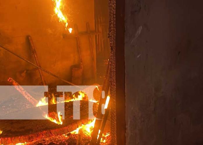 Foto: Incendio consumió vivienda en Juigalpa/TN8