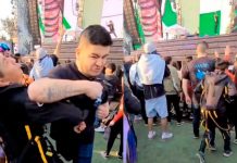 Fuerte codazo deja a un hombre noqueado durante festival en México Fuerte codazo deja a un hombre noqueado durante festival en México