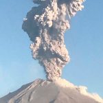 México: Volcán Popocatépetl lanza cenizas y humo ¡Alertan a todos! Foto: ¡Alerta en México! /cortesía
