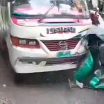 Bus sin frenos en Bangladesh deja varios muertos ¡Y todo queda grabado! Foto: Impactante choque de bus en Bangladesh /cortesía