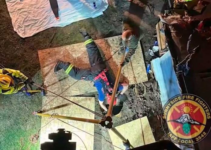 Bomberos rescatan a mujer que cayó en un agujero de 40 pies en Mabton