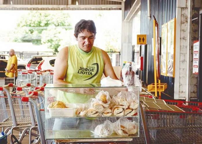 2 Comerciante encuentra bolso con millones de pesos y los regresa