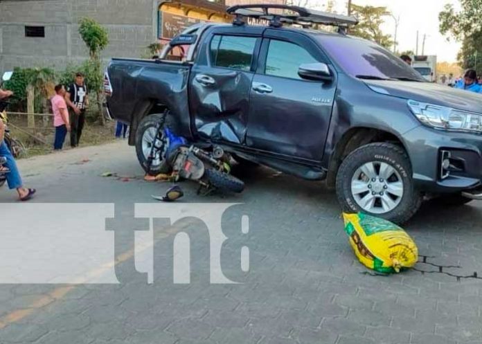 2 Foto: Dos personas en motocicleta impactan contra una camioneta en Jalapa/TN8