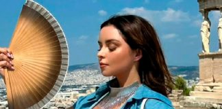 Demi Rose muestra sus atributos