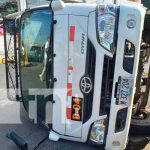 «Se tiro el ALTO» un joven lesionado y un camioncito volcado es el resultado de un accidente en Managua Foto: "Se tiro el ALTO" un joven lesionado y un camioncito volcado es el resultado de un accidente en Managua /Tn8
