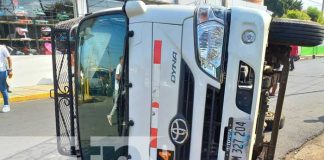 Foto: "Se tiro el ALTO" un joven lesionado y un camioncito volcado es el resultado de un accidente en Managua /Tn8