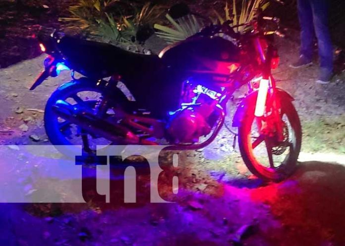 2 Foto: Motociclista en supuesto estado de ebriedad se estrella frente a un colegio / TN8