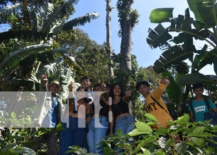 Foto: Jóvenes participaron en senderismo en la reserva hídrica El Malacate en Telpaneca, Madriz / TN8