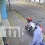 Anciano desafía a ladrones y protege su celular a golpes en plena calle de Managua Anciano desafía a ladrones y protege su celular a golpes en plena calle de Managua