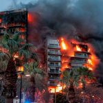 España: Edificio es consumido por feroces llamas dejando a varias personas atrapadas Foto: Incendio en Valencia España /cortesía