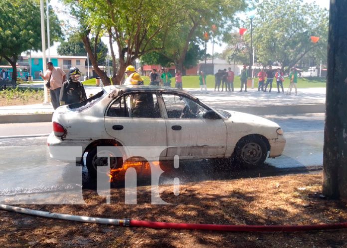 Foto: Vehículo se incendia en plena calle /TN8
