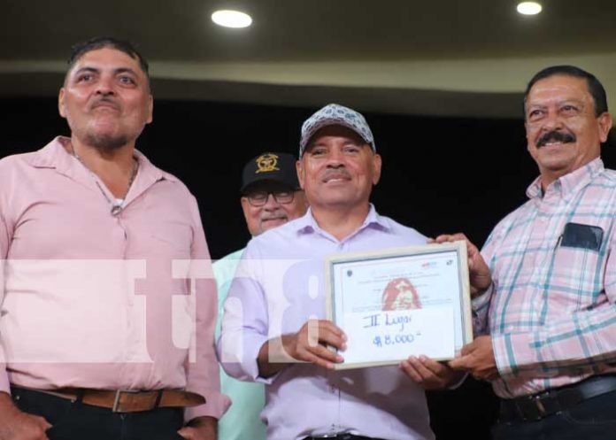 Foto: León rinde homenaje al Cantautor Santiago Paiz (Indio Pan de Rosa) / TN8