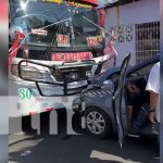 Conductor «azucarado» de la Ruta 120 estrella la unidad contra un taxi en Managua Foto: Conductor azucarado de la Ruta 120 estrella la unidad contra un taxi en Managua/TN8