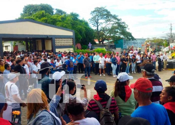 2 Con una procesión rinden tributo a los héroes revolucionarios de 1983
