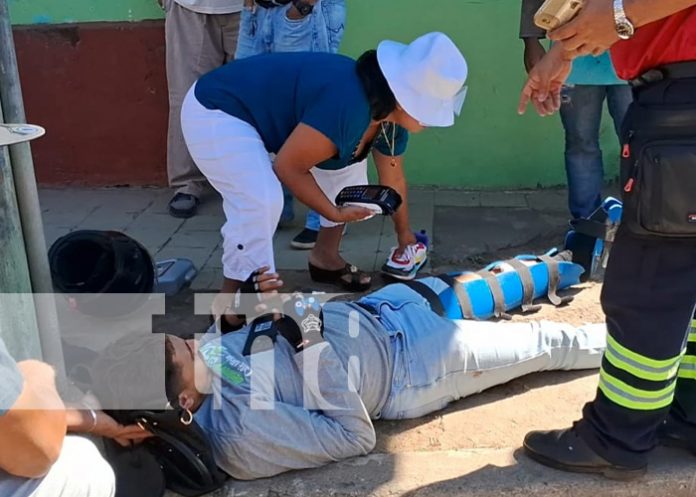 Joven grave tras choque entre motocicleta y camioneta en Jinotepe