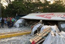 Foto: Un lesionado y cuantiosos daños materiales en vuelco de una rastra en Rivas/Cortesía