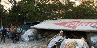 Foto: Un lesionado y cuantiosos daños materiales en vuelco de una rastra en Rivas/Cortesía