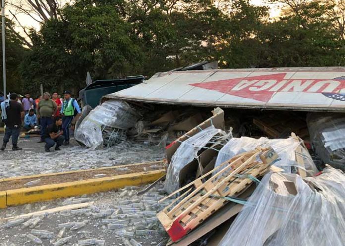 3 Foto: Un lesionado y cuantiosos daños materiales en vuelco de una rastra en Rivas/Cortesía