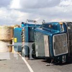 Rastra cargada de alimento para ganado da vueltas en plena rotonda de Monimbó Foto: Rastra cargada de alimento para ganado da vueltas en plena rotonda de Monimbó / TN8