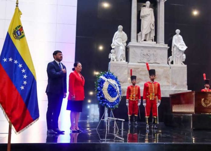 Ofrenda floral al General Sandino