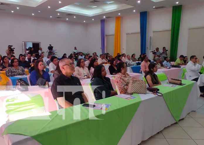 MINED1 Médicos especialistas participan en Foro de Odontología